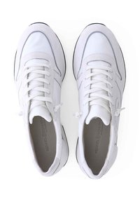 Weiße Sportschuhe mit glattem Lederobermaterial, strukturierten Wildledereinsätzen, rundem Zehenbereich und flacher Gummisohle, ausgestattet mit klassischen Schnürsenkeln.