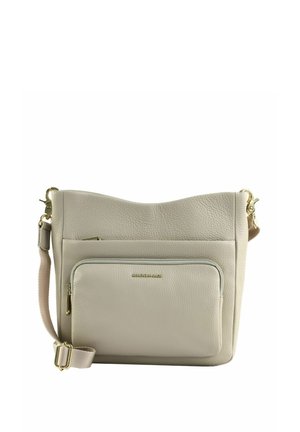 Sac à bandoulière en cuir beige clair avec poche à fermeture éclair à l'avant et sangle en tissu réglable avec quincaillerie dorée.