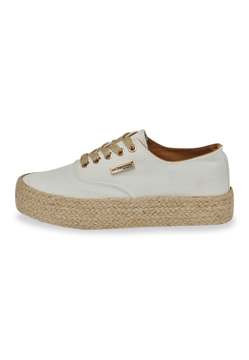 Sneaker bianco in tela con suola spessa in corda di juta, caratterizzata da occhielli e lacci dorati e una fodera interna marrone. Piastra con logo sul lato.