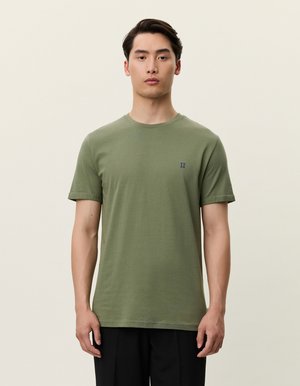 Olivgrön bomull t-shirt, rund hals, kortärmad, med en liten blå logotyp på vänster sida. Enkel, figursydd design med slät textur.