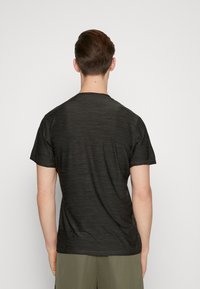 Pánské tmavě šedé tričko s texturovaným pruhovaným vzorem, krátkým rukávem a kulatým výstřihem. Materiál vypadá lehký a prodyšný.