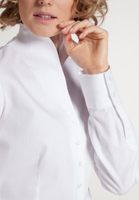 Eterna KELCHKRAGENBLUSE - REGULAR FIT - Button-down blouse - weiß