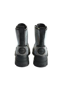Botas negras de tobillo con una parte superior de plata texturizada, que presentan un logo redondo en el talón y un diseño estampado. Suelas gruesas de goma para un mejor agarre.