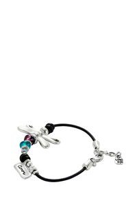 Encanto de libélula plateada en una pulsera de cordón negro, con cuentas de colores en azul y púrpura, y una pequeña etiqueta grabada que dice "Amor."