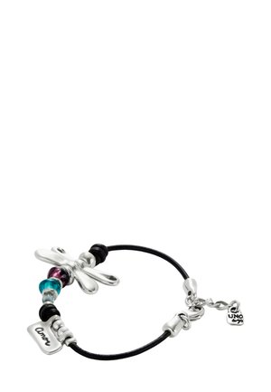 Encanto de libélula plateada en una pulsera de cordón negro, con cuentas de colores en azul y púrpura, y una pequeña etiqueta grabada que dice "Amor."