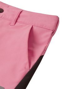 Tela rosa con una textura suave presenta un acento negro en contraste, exhibiendo un diseño plisado y un detalle de cierre con botón.
