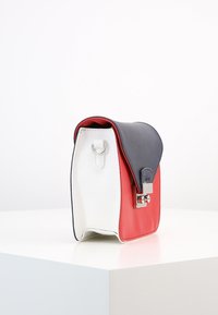 Borsa a blocchi di colore in similpelle rossa, bianca e blu navy, con chiusura a fibbia e forma strutturata. Presenta una texture liscia e bordi arrotondati.