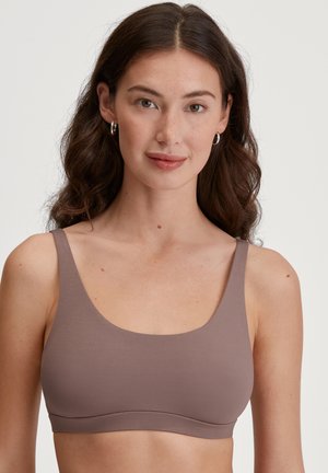 Lila bralette met een gladde textuur, brede bandjes en een ronde halslijn, zonder padding en met een minimalistisch ontwerp voor comfort.