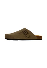 Zoccolo in suede beige con superficie liscia, dettaglio della fibbia regolabile e soletta in sughero, dotato di suola in gomma nera per la trazione.