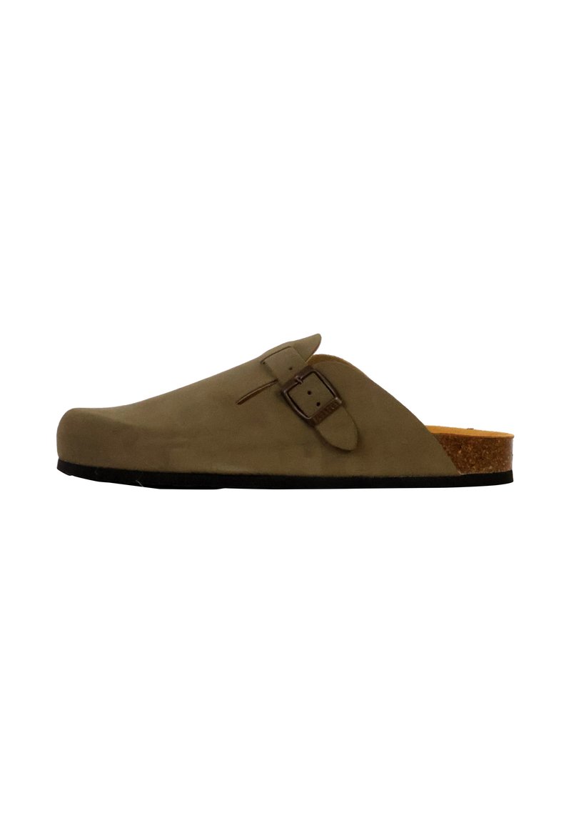 Zoccolo in suede beige con superficie liscia, dettaglio della fibbia regolabile e soletta in sughero, dotato di suola in gomma nera per la trazione.