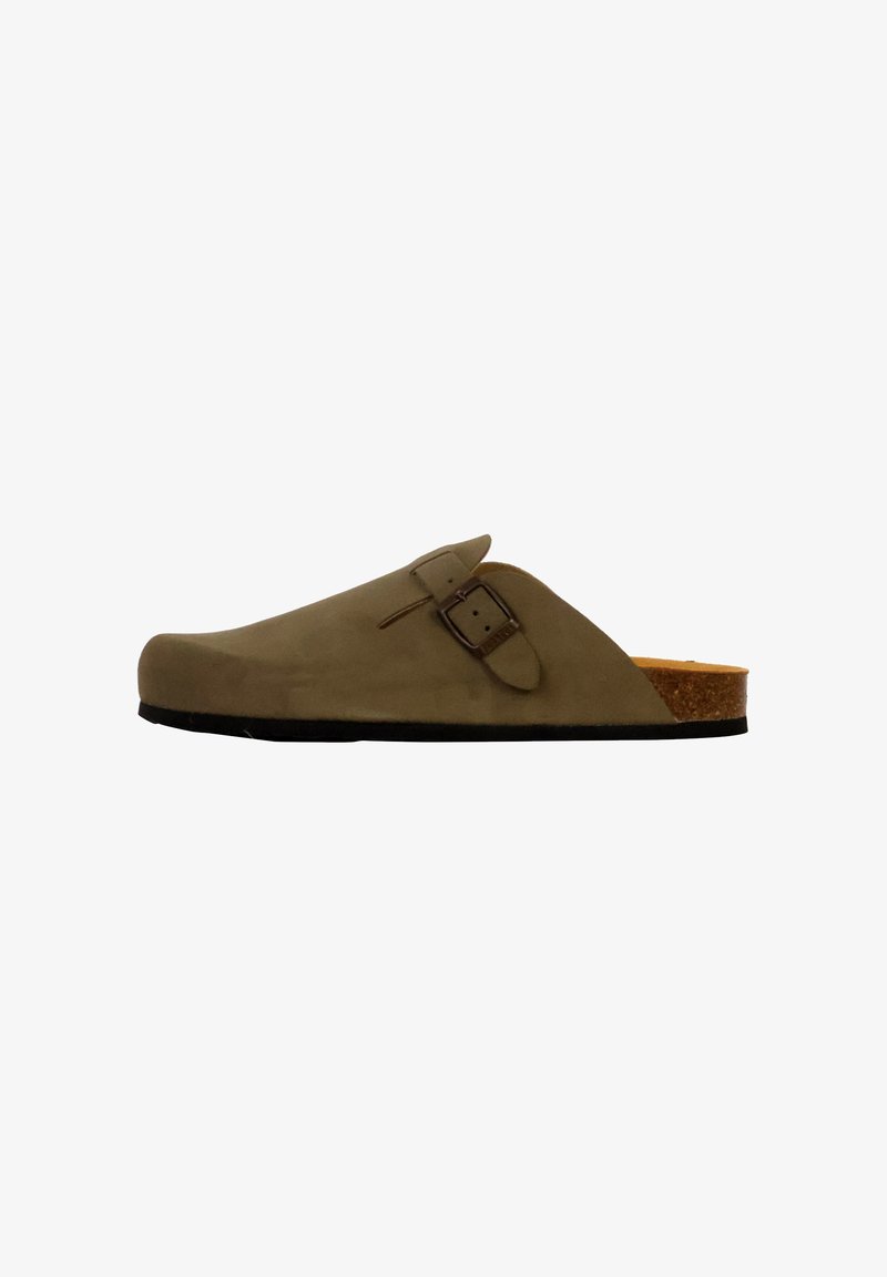 Zoccolo in suede beige con superficie liscia, dettaglio della fibbia regolabile e soletta in sughero, dotato di suola in gomma nera per la trazione.