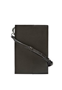 Porta taccuino in pelle nera con tracolla regolabile abbinata. Presenta una texture liscia e un design minimalista senza componenti hardware visibili.