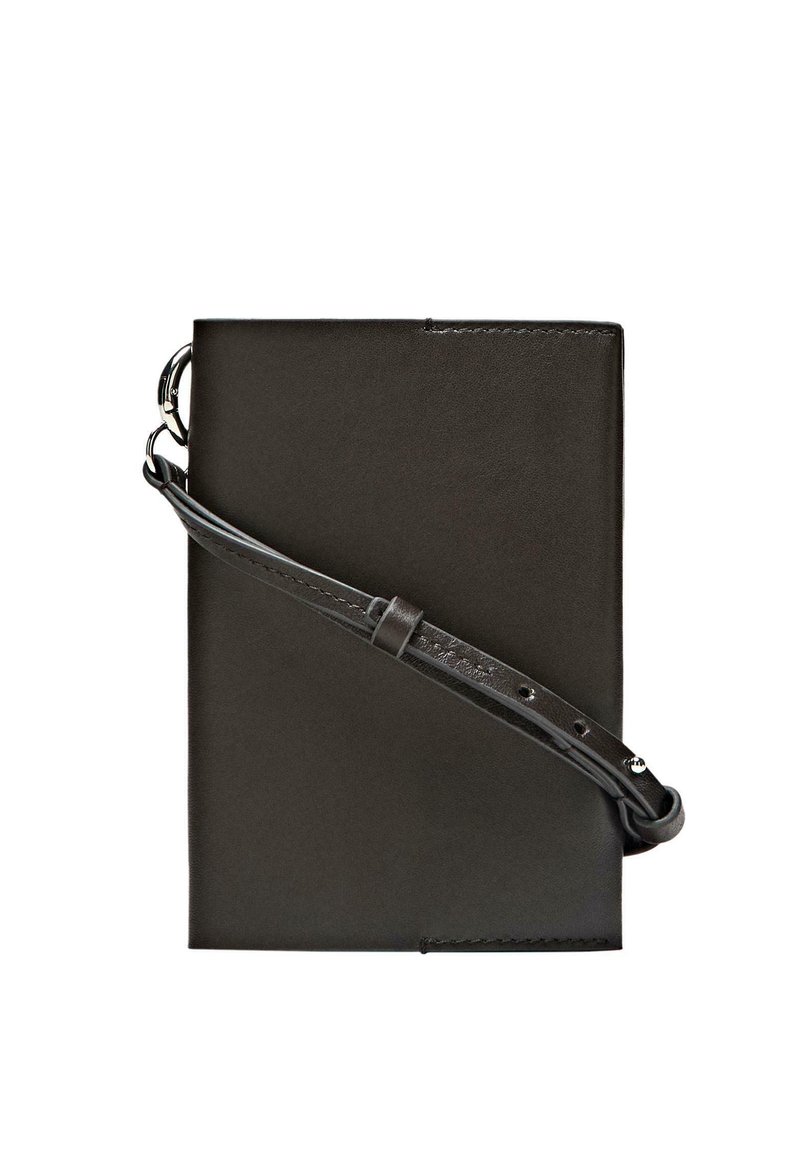 Porta taccuino in pelle nera con tracolla regolabile abbinata. Presenta una texture liscia e un design minimalista senza componenti hardware visibili.