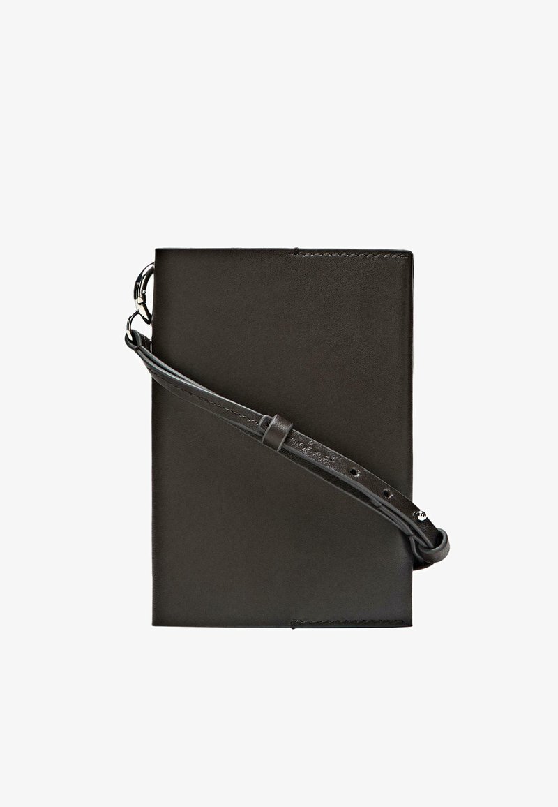 Zwart leren notitieboekhouder met een bijpassende verstelbare riem. Heeft een gladde textuur en een minimalistisch ontwerp zonder zichtbare hardware.