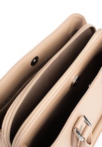 Borsa a mano in pelle beige con due scomparti con zip e una chiusura a scatto. Esterno testurizzato e dettagli in metallo.