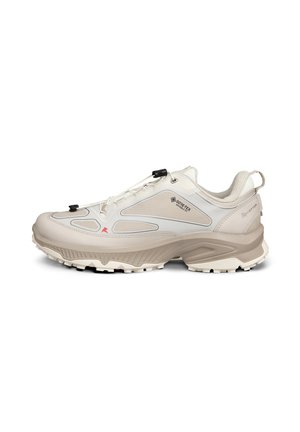 Hellbeiger Wanderschuh mit Gore-Tex- und Receptor-Logos, robuster Sohle und Schnellverschluss-System, von der rechten Seite auf weißem Hintergrund gezeigt.