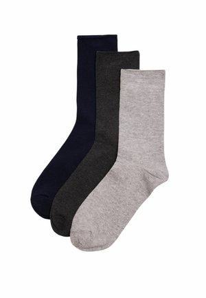 Tres pares de calcetines tipo tripulación en azul marino, gris oscuro y gris claro. Hechos de tela suave y flexible con color sólido y puños acanalados.