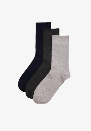 Tres pares de calcetines tipo tripulación en azul marino, gris oscuro y gris claro. Hechos de tela suave y flexible con color sólido y puños acanalados.