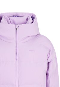 Svetlofialová prešívaná bunda s vysokým golierom a predným zipsom, so subtílnym logom značky na hrudi.