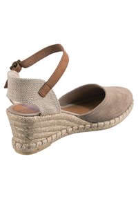 Sandalia de cuña con parte superior de ante topo, tira de lona beige con hebilla ajustable y suela de yute trenzado. Diseño de puntera redondeada.