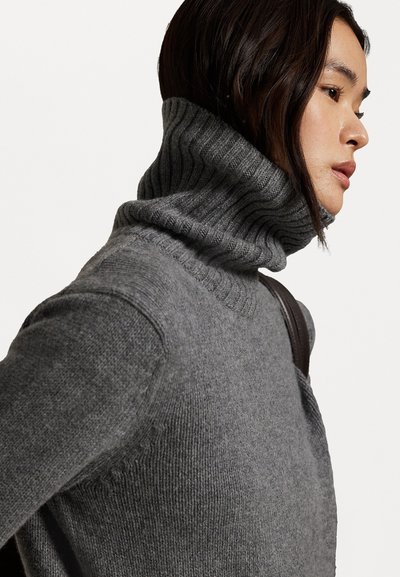 Pelēka turtlenecka džemperis ar ribotu apkakli, adīts tekstūras un pieguļošu siluetu. Iezīmējas ar gludu audumu un smalkiem šuvuma elementiem.