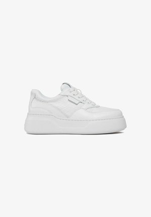 Sneaker bianchi con tomaia in pelle texture, punta rotonda, design con lacci e suola platform spessa e bianca. Stile minimalista.