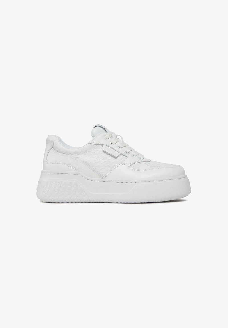 Sneaker bianchi con tomaia in pelle texture, punta rotonda, design con lacci e suola platform spessa e bianca. Stile minimalista.