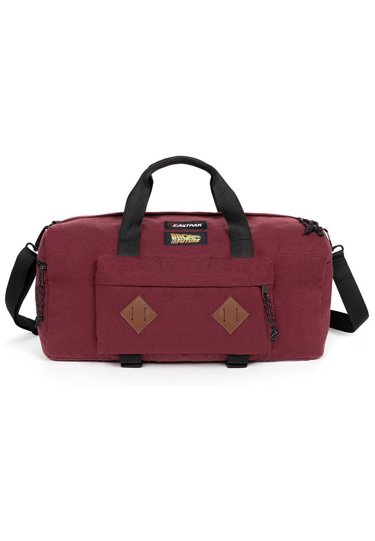 Borsa a sacca bordeaux con manici neri e tracolla, caratterizzata da una tasca frontale con dettagli a diamante e un'etichetta logo marchiata.