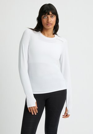 Witte sporttop met lange mouwen en een gestructureerde afwerking, voorzien van een ronde hals, duimgaten en minimalistische branding op de schouder.