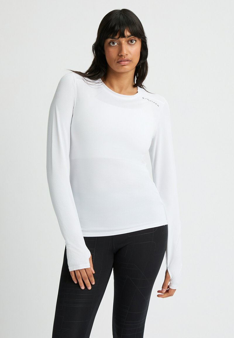 Langärmliges weißes Sportoberteil mit strukturierter Oberfläche, ausgestattet mit einem Rundhalsausschnitt, Daumenlöchern und minimalistischem Branding auf der Schulter.