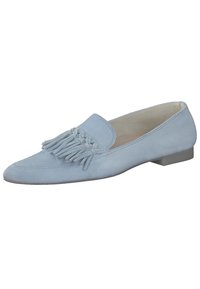 Světle modré semišové mokasíny s špičatou špičkou, zdobené dekorativním třásněm na svršku a nízkým průhledným podpatkem. Hladká textura po celém povrchu.