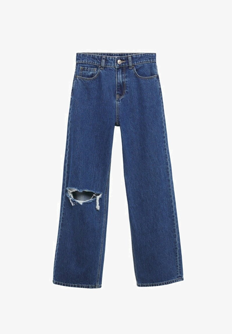 Jean bleu à jambes larges avec bouton et fermeture éclair à l'avant, cinq poches et un grand trou déchiré sur la cuisse gauche.