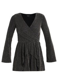 Robe noire avec un design croisé, décolleté en V, manches longues, tissu texturé avec des rayures verticales argentées et une jupe froncée.