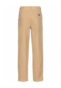 Pantalon beige droit avec passants pour ceinture, une poche arrière droite avec fermeture par bouton, présenté de dos sur un fond blanc.