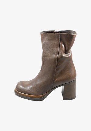 Stivale alla caviglia in pelle marrone con una parte superiore morbida, punta rotonda e tacco spesso. Il design presenta una cerniera laterale e una texture liscia.