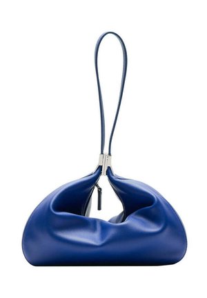 Bolso de mano de cuero azul suave con una correa para la muñeca en forma de lazo y cierre de cremallera en la parte superior central.