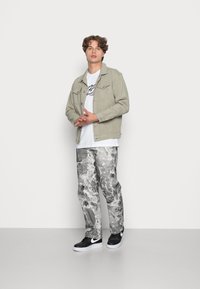 FUBU SCRIPT ESSENTIAL - Triko s potiskem - white