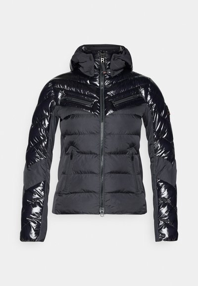 Μαύρο πούφα μπουφάν με γυαλιστερή φινίρισμα, διαθέτει οριζόντια τμήματα, ψηλό γιακά και τσέπες με φερμουάρ για λειτουργικότητα.
