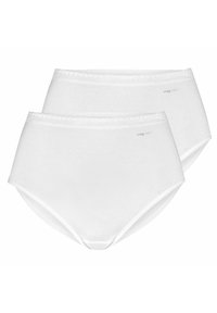 Zwei Paare von hochgeschnittenen weißen Panties mit einer glatten Textur und einem zarten Spitzenbesatz entlang des Bundes, sowie einem Markenlogo-Detail.