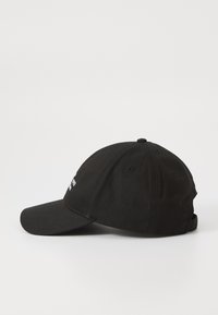 Fekete pamut baseball sapka ívelt karimával és állítható pánttal, fehér háttér előtt bemutatva, oldalnézetből, a fronthéj részleges szövegével.