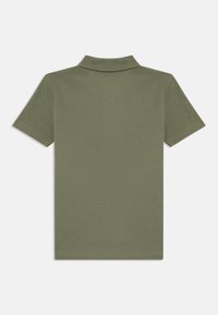 Olivgrünes Poloshirt, kurze Ärmel, weiches Baumwollmaterial, flacher Kragen, keine sichtbaren Muster oder Verzierungen, reguläre Passform.