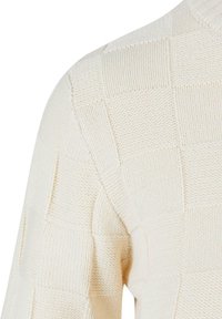 Crème-kleurige gebreide trui met een getextureerd ruitpatroon, voorzien van geribbelde details op de schouders en mouwen.