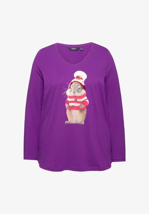 Camiseta de manga larga morada con escote en V que presenta un gráfico de un roedor con un suéter y un gorro a rayas rojas y blancas.