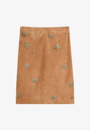 Jupe aus braunem Wildleder mit sternförmigen Verzierungen in Silber und Gold, ergänzt durch florale Akzente. Einfaches Design, knielang.