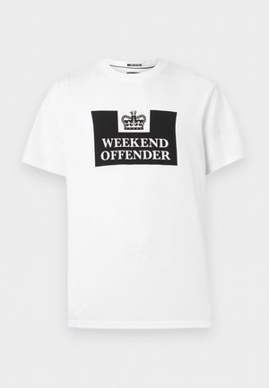Balta trumpomis rankovėmis marškinėliai su juodu stačiakampiu grafiku, kuriame ant krūtinės virš drąsaus užrašo „WEEKEND OFFENDER“ yra karūnos ikona.