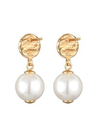 Goldfarbene Ohrringe mit einem strukturierten runden Stecker und einem großen weißen Perlenanhänger, der eine glatte Oberfläche und ein klassisches Design präsentiert.