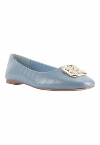Helleblaues Krokodilprägungs-Leder-Ballerina mit gerundeter Zehenpartie und einem dekorativen goldenen Schnallenakzent an der Oberseite.