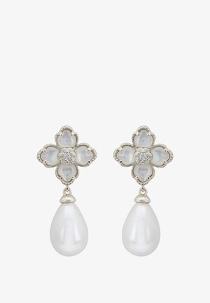 Silberfarbene Ohrringe mit floralem Design, opalisierenden Blütenblättern und einem klaren Kristall in der Mitte, veredelt mit weißen Tropfenperlen.