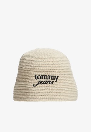 Μπεζ πλεκτό καπέλο τύπου bucket με κεντημένο μαύρο λογότυπο "tommy jeans" στο κέντρο μπροστά.