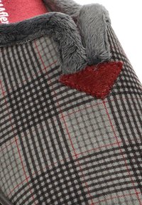 Zapatilla de cuadros con tela gris y negra y un acento rojo. Textura suave, bordes redondeados y un pequeño detalle en forma de corazón de fieltro rojo.